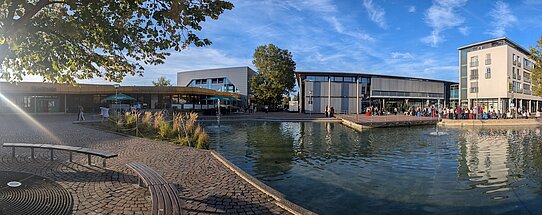 Location Freiberg Bild: Übersicht Vorplatz Hallenbad / Sporthalle